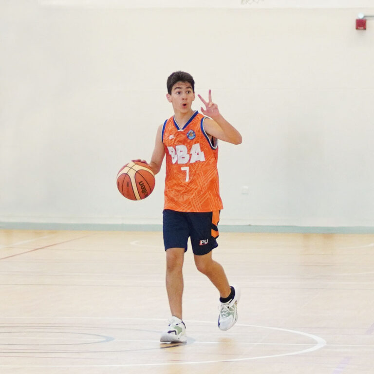 <p>Improve your combo guard skills by working on your shooting, passing, ball handling and defensive skills. Catch-and-shoot, cross-court passes, and 1-on-1 defense are some of the drills introduced during the sessions. </p>